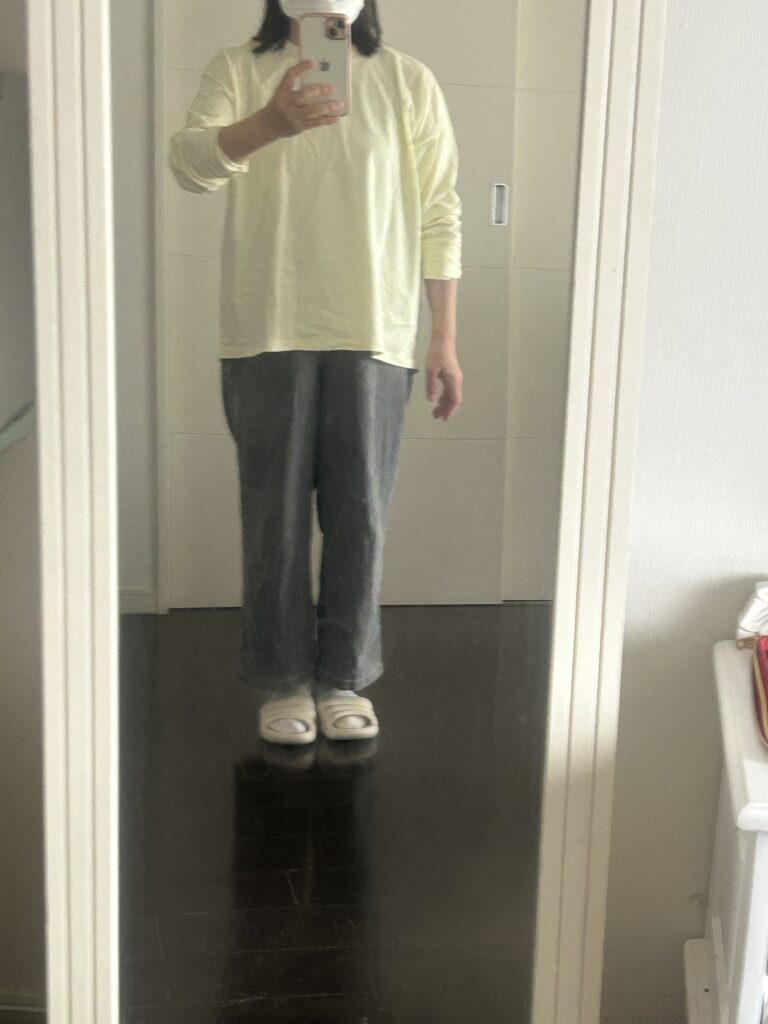 ジーンズにビッグシルエットのユニクロのTシャツを着た写真