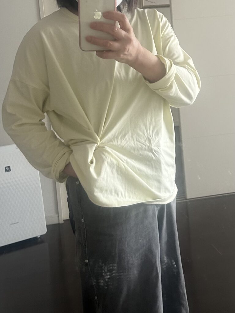 Tしゃつの脇のあたりをを指でつまんだ写真